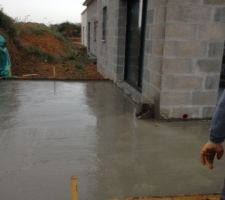 Petite terrasse " faites maison " avec des copains 30 m2 et pas chère (prix du béton uniquement)