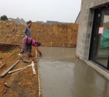 Petite terrasse " faites maison " avec des copains 30 m2 et pas chère (prix du béton uniquement)