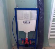Le WC suspendu de la salle de bain