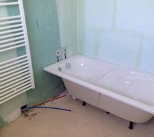 La baignoire et le sèche serviette