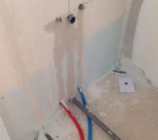 Arrivé d'eau pour évier, WC du bas.