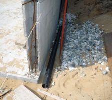 Construction du mur de notre voisine en limite de propriété. Vue de son drain sur notre terrain. La ficelle tendue délimite notre terrain de celui de la voisine.