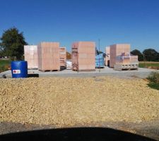 Ce soir en passant sur le chantier, surprise, les blocs ont été livrés :-) vite les maçons !