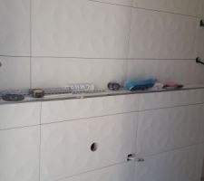 Faience de la salle de douche de la suite parentale presque achevée.