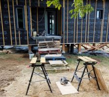 Accès à la maison encore un peu sommaire :)
Les gabions et les caillebotis sont là... il faut juste du temps maintenant.