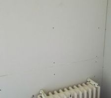 Derrière les radiateurs