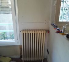 Derrière les radiateurs