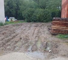 Bonjour, alors nous sommes propri&eacute;taires depuis environsl 1 mois et &agrave; pr&eacute;sent,  nous avons eu notre rdv de mise au point technique avec le directeur lui-m&ecirc;me des Maisons Barbey Maillard,  Monsieur Barbey en personne!
Rdv ayant ppur but de se mettre au point sur ce qui va &ecirc;tre fait,  les d&eacute;tails, les derni&egrave;res modifications &agrave; apporter, l'emplacement des lumi&egrave;res, prises, les options prises ou pas. A l'issue de se rdv, plus rien de peut &ecirc;tre modifi&eacute;.
Nous d&eacute;cidons de prendre l'option des fen&ecirc;tres oscillo battantes (super pratique de notre petite exp&eacute;rience) et &eacute;galement l'option de la terrasse "bunker" comme il nous a dit, c'est &agrave; dire une terrasse sur les fondations prolong&eacute;es de la maison, afin qu'elle soit stable et ne bouge jamais, et pour l'&eacute;ventuel rajout d'une v&eacute;randa par nous o&ugrave; les prochains propri&eacute;taires. 
Nous refusons le conduit de chemin&eacute;e pour un jour peut-&ecirc;tre un po&ecirc;le dans le salon.
&Agrave; l'issue nous nous sommes rendu chez SELONI dans Paris,