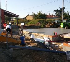 Application d'un produit lissant sur le béton pour éviter qu'il ne "sèche" trop vite