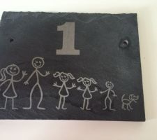 Petite plaque en ardoise représentant la famille pour mettre sur le muret extérieur de l'entrée !