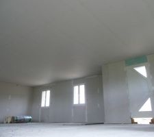 A gauche on voit les 2 fenetres des chambres