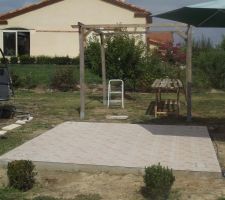 Pose du carrelage sur la pergola