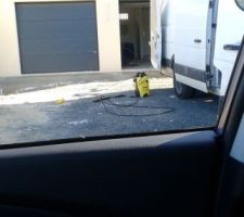 18 juillet 2016... nouvelle intervention de la SARL RDSA de COMPIEGNE....
avec leur beau nettoyeur haute-pression (le représentant WEBER a pourtant bien précisé à l'artisan de ne pas utiliser de K....R sur ces enduits.....) trop tard c'était déjà fait sur l'angle du pignon (heureusement mon épouse est arrivée à ce moment...., ils se sont arrêtés promettant de ne plus recommencer... mon épouse est ensuite repartie (pas très loin).... et deux minutes plus tard le K.....R était en nouveau en fonction.... si ça ce n'est pas du foutage de gueule !!!!!
