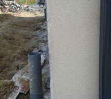 Voilà le résultat de leur travail de réfection..... Gommage de la dentelle d'angle à la mode RDSA, avec des produits probablement inadaptés ayant fait gonfler l'enduit....