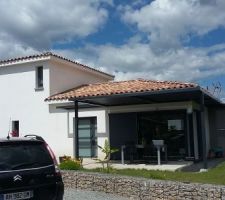 Maison + jardin côté SUD avec vue sur la baie vitrée d'angle.