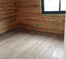 Réalisation de parquet contre collé, colle part nos soins dans une chambre de 13m2;