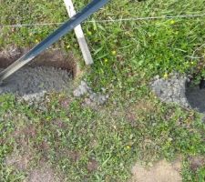 Scellement des poteaux de clôture dans le béton