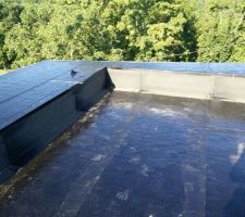 Pare-vapeur du toit-terrasse + première couche de l'étanchéité auto-protégée sur la casquette