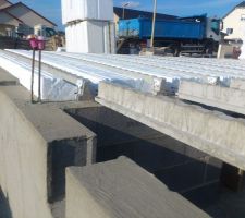 Avec seconde couche hydrofuge (et poutrelles en cours de pose)