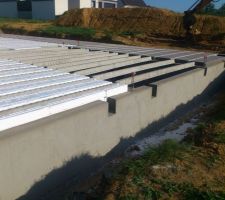 Seconde couche hydrofuge (et poutrelles en cours de pose)