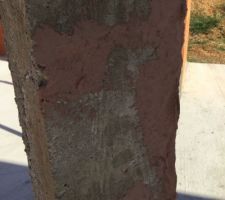 Coffrage b&eacute;ton r&eacute;alis&eacute; pour recevoir les baies et des fissures du b&eacute;ton sont combl&eacute;es par du mortier (brique?).