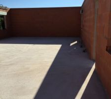 Le ma&ccedil;on travaille super proprement. Nous avons pu amener les enfants chaque soir. Rien ne tra&icirc;nait sur la dalle. Ni brique cass&eacute;e, ni d&eacute;bris . Chantier nickel.