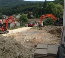 Le 21 juillet nous avons eu le plaisir et la surprise de voir des engins arriver sur le terrain