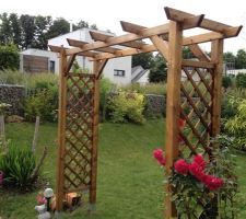 Vue d'ensemble avec une pergola où s'accrochent doucement mais surement un rosier Pierre de Ronsard et un Grand Huit (rouge). En arrière plan, le futur (et dernier) talus fleuri. Pour l'instant, juste du gazon qu'il est pénible de tondre car pentu.