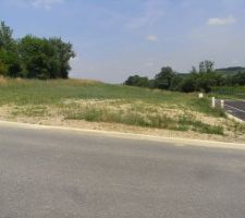 [32] Home sweet Home.
Notre futur terrain vu de cot&eacute;.
La pente est quand meme importante...