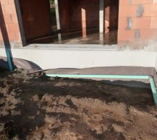 Pose des évacuations d'eau pluviale et début remblai