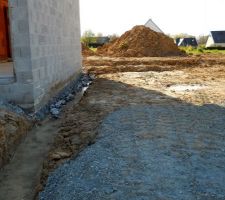 Découpe des bavures du garage voisin qui empêchait de commencer les travaux sur mon terrain. Ça a provoqué 10 jours de retard :(