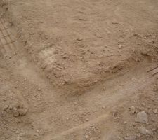 9a commence bien ! Manque un morceau de grillage pour la semelle.
Je ne dis rien au bénéfice du doute je me dis que :y a plus de grillage ,y vont rajouter le bout qui manque ,sont sérieux dans cette boite ! Enfin j?espère !