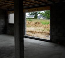 Élévation des murs et de l'étage terminé. Vue du RdC vers l'arrière de la maison, côté jardin.