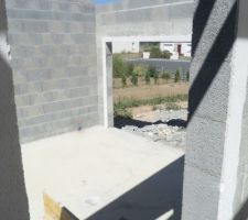 Vue du garage depuis l'arrière cuisine. Reste à faire la charpente tradi