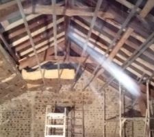 Apr&eacute;s avoir poser mon plancher osb sur mes solives (dont je ne retrouve plus les photos) j ai pus m ataquer a la pose de mes suspentes pour mon plafond.
Isolation laine de verre en 300