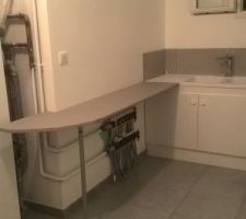 Carreaux 45*45 gris aspect "délavé" . plan de travail bois peint en gris clair et vernis, pied couleur inox