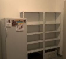 Carreaux 45*45 gris aspect "délavé" . étagères blanches