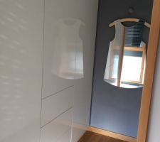 Dressing de notre chambre enfin terminÃ©: mur du fond peint en gris et miroir posÃ©ð???