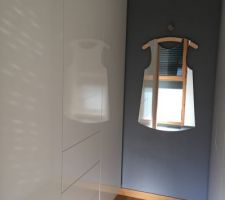 Dressing de notre chambre enfin terminÃ©: mur du fond peint en gris et miroir posÃ©ð???