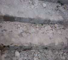 Des morceaux d'enduit sur les escaliers du domaine public.