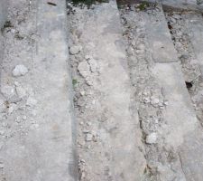 Des morceaux d'enduit sur les escaliers du domaine public.