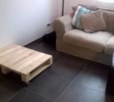 Table basse fabriquée avec une palette avec roulettes, à venir un doublage sur le fond pour la rehausser et 2 tiroirs en milieu.