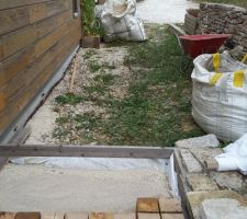 Dallage en cube de chêne, pose bois debout sur lit de sable fin + géotextile