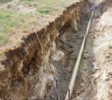 Bonjour besoin de conseil je fait construire une maison de plein pied de 103m2 sur un terrain de 593m2.
Il se trouve en premier ligne,nous sommes &agrave; 5,6 m&egrave;tres du bord de la route.
Il s'av&egrave;re que le voisin construit un mur pour d&eacute;limiter les deux propri&eacute;t&eacute;s et la surprise &agrave; &eacute;t&eacute; &eacute;tonnant,il &agrave; creus&eacute; 160 metres sous la terre qui s'av&egrave;re &ecirc;tre des gros bloque de roche.
Ceux ci est t-il un probl&egrave;me pour la futur construction des fondations de la maison.
Pour les raccordements et le terrassement cela et t'il me obstacle?
Merci de vos conseil.