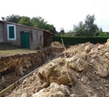 Bonjour besoin de conseil je fait construire une maison de plein pied de 103m2 sur un terrain de 593m2.
Il se trouve en premier ligne,nous sommes &agrave; 5,6 m&egrave;tres du bord de la route.
Il s'av&egrave;re que le voisin construit un mur pour d&eacute;limiter les deux propri&eacute;t&eacute;s et la surprise &agrave; &eacute;t&eacute; &eacute;tonnant,il &agrave; creus&eacute; 160 metres sous la terre qui s'av&egrave;re &ecirc;tre des gros bloque de roche.
Ceux ci est t-il un probl&egrave;me pour la futur construction des fondations de la maison.
Pour les raccordements et le terrassement cela et t'il me obstacle?
Merci de vos conseil.