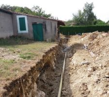 Bonjour besoin de conseil je fait construire une maison de plein pied de 103m2 sur un terrain de 593m2.
Il se trouve en premier ligne,nous sommes &agrave; 5,6 m&egrave;tres du bord de la route.
Il s'av&egrave;re que le voisin construit un mur pour d&eacute;limiter les deux propri&eacute;t&eacute;s et la surprise &agrave; &eacute;t&eacute; &eacute;tonnant,il &agrave; creus&eacute; 160 metres sous la terre qui s'av&egrave;re &ecirc;tre des gros bloque de roche.
Ceux ci est t-il un probl&egrave;me pour la futur construction des fondations de la maison.
Pour les raccordements et le terrassement cela et t'il me obstacle?
Merci de vos conseil.