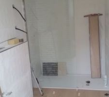 Sol de la salle de douche parentale et pose de la paroi de douche termin&eacute;e.