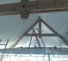 Enduit, peinture, ponçage des poutres.