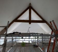 On descend d'un niveau et on recommence: enduit, peinture, ponçage des poutres.