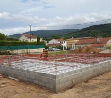 Installation du plancher chauffant basse température qui se trouve donc sous la dalle